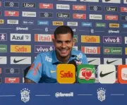 Bruno Guimarães brinca sobre bronca da esposa após lesão na coxa