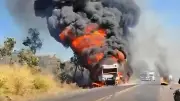 Caminhão pega fogo e interdita totalmente a BR-365 em Patrocínio
