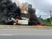 Caminhão pega fogo na BR-230 em Campina Grande; motorista escapa ileso
