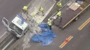Caminhão sobe mureta e fica preso na Linha Amarela no Rio