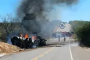 Caminhão-tanque tomba e pega fogo após colisão em Serra Talhada