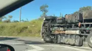 Caminhão tomba e bloqueia faixa da Carvalho Pinto em Taubaté