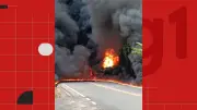 Caminhão tomba e pega fogo em Alfredo Chaves, ES; via é interditada