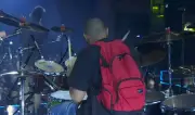 Cantora Gabrielly Oliveira viraliza ao questionar baterista com mochila em clipe de Henrique & Juliano