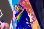 Cantora Sâmya Maia cai durante show no São João de Caruaru