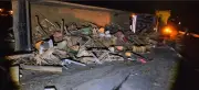 Carreta com 29 toneladas de sucata tomba na Dom Pedro I em Igaratá