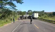 Carreta com 48 toneladas de feijão tomba na SP-425 em Parapuã