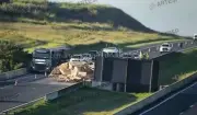 Carreta com paletes tomba e interdita duas faixas da Rodovia dos Bandeirantes em Limeira