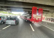 Carreta fica presa embaixo de viaduto na Linha Vermelha e causa trânsito intenso