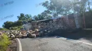 Carreta tomba com 22 toneladas de peças e bloqueia acesso em Rancharia