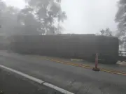 Carreta tomba na BR-116 em Guapimirim e interdita rodovia Rio-Teresópolis