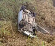 Carro cai em ribanceira na Rodovia do Contorno em Volta Redonda