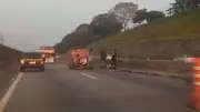 Carro capota na Dutra em São José dos Campos e deixa três feridos leves