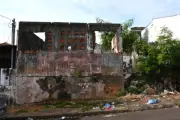 Casa abandonada é demolida após 20 anos de notificações em Presidente Prudente