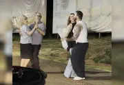 Casal da melhor idade dança na Via Lago e viraliza no Dia dos Namorados