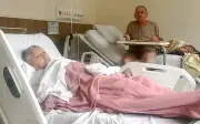 Casal de 50 anos celebra recuperação após cirurgias no mesmo dia