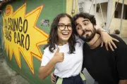 Casal transforma diferenças em amor e sucesso na internet