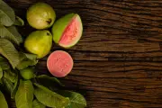 Casca de goiaba é rica em vitamina C e fortalece a imunidade