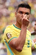 Casemiro inova com gesto 'six-seven' e coração de k-pop em gol na Copa