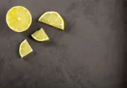 Chá de casca de limão: receita refrescante e benefícios da fruta