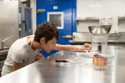 Chef trës estrelas Michelin Dominique Crenn cozinha no Brasil pela primeira vez