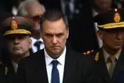 Chefe de gabinete de Milei alega lucro com cripto sob suspeita