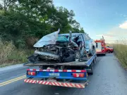 Colisão frontal entre rodotrem e carro deixa dois feridos na BR-116 em Teófilo Otoni