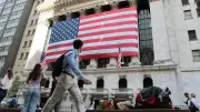 Como economia dos EUA supera rivais apesar de turbulência de Trump