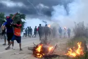 Confrontos na Bolívia: polícia e manifestantes em estrada bloqueada