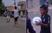 Crianças emocionadas ganham bolas de futebol após jogarem com improvisações
