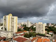 Cuiabá e 63 cidades de MT em alerta amarelo de tempestade do Inmet
