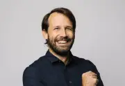 De recepcionista a unicórnio: como adolescente criou império de tecnologia hoteleira