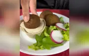 Descendente de libaneses ensina receita de falafel em Itapetininga