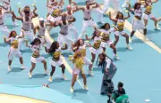 Designer brasileira acusa Shakira de plágio por saia usada na Copa