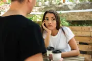 Desviar o olhar ao falar: psicologia explica mecanismo cognitivo