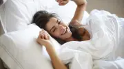 Dicas noturnas para acordar com cabelo alinhado e sem frizz