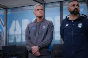 Diretoria do Grêmio mantém confiança em Luís Castro apesar de pressão