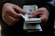Dólar opera em baixa após três altas consecutivas; incerteza no Oriente Médio pesa
