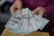 Dólar sobe com juros no Brasil e EUA; Ibovespa cai