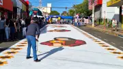 Dolomita colorida: o material que transforma ruas em arte no Corpus Christi em Matão