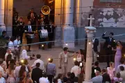Dua Lipa e Callum Turner celebram casamento na Sicília com festa de dois dias