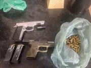 Duas prisões e apreensão de R$ 24 mil, armas e drogas no RJ