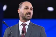 Eduardo Bolsonaro inelegível: juristas divergem sobre prazo de 8 ou 12 anos