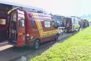 Engavetamento com 2 ônibus e 3 carros deixa 10 feridos na Via Dutra em Caçapava