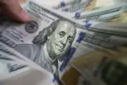 Entenda o que faz o dólar subir ou cair: tensões geopolíticas e inflação dos EUA