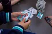 Escolas de SP reciclam figurinhas da Copa e doam álbuns para jovens carentes