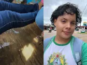 Estudantes usam canoa para atravessar rio após ponte desabar no Acre