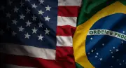 EUA ameaçam com tarifas, mas Ibovespa sobe e dólar cai: entenda