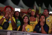 Fan Fest em Copacabana reúne sósias e apoio a Neymar na estreia do Brasil