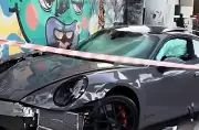 Fábio Giga perde controle de Porsche e atinge motos e carros em SP